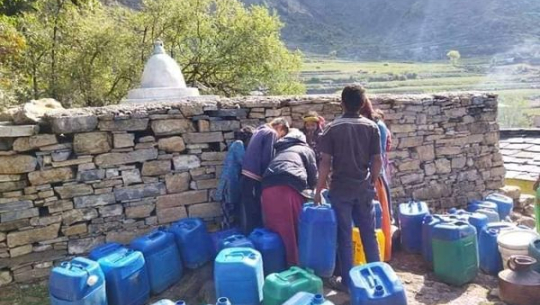 बझाङको केदारस्युँमा खानेपानीको हाहाकार, एक जर्किन पानी भर्न एक दिन