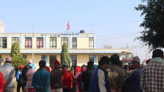 धनगढी गेटाका स्थानीय आन्दोलित, विमानस्थल घेराउ