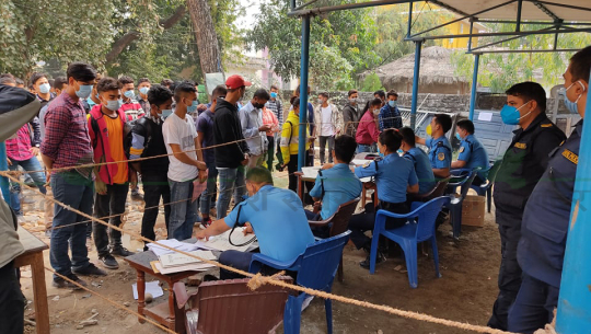 कैलालीमा प्रहरी बन्न आवेदन दिनेको भीड, ५ दिनमा ६५० जनाले फारम भरे