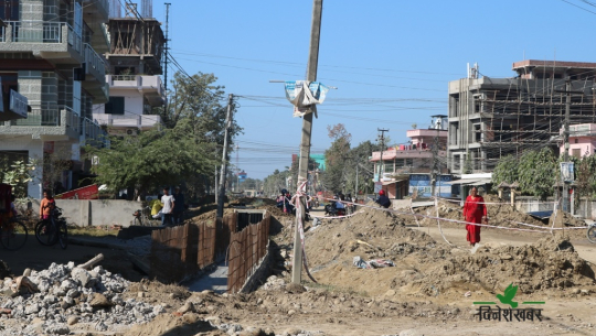 धनगढीमा स्टिमेटविपरीत नाली निर्माण भइरहेको भन्दै स्थानीयको विरोध