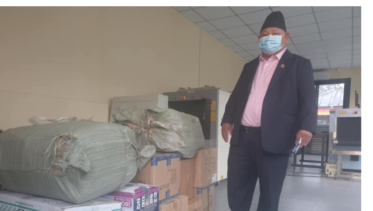 डोटीका नेकपा सांसद आलेमगरले हेलीकोप्टर मार्फत पठाए स्वास्थ्य सामाग्री