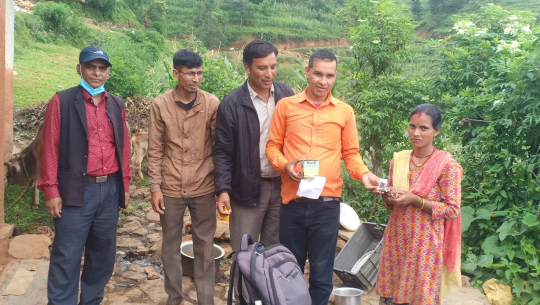 बिरामी पशुका लागि औषधि वितरण गरिँदै