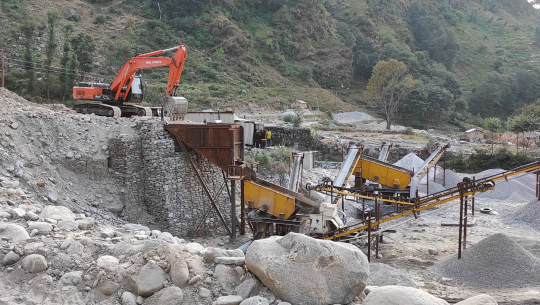 बाजुराको बाहुली खोला किनारमा अनुमतिबिना क्रसर उद्योग सञ्चालन