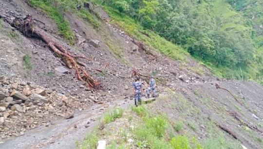 बाजुराका ग्रामीण सडकमा यातायात ठप्प