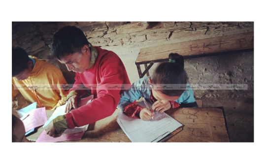 एउटै बेन्चमा बसेर परिक्षा दिँदै बुवाछोरी