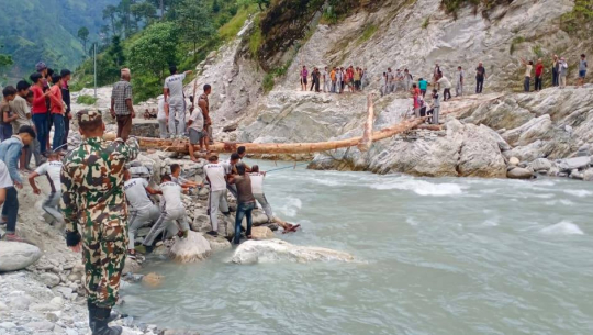 बाजुराको जडाङ्गमा बाढीले पुल बगाएपछि सेनाले काठेपुल बनाउँदै