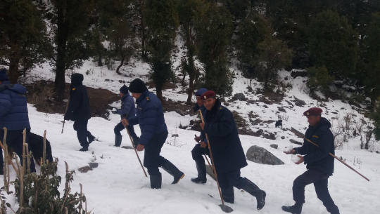 जिल्ला प्रहरी कार्यालय बाजुराका प्रहरी प्रमुख डिएसपी उद्धब सिं भाटको नेतृत्व बडिमालिका ३ रजालीको जंगलमा प्रहरी हिउँमा गस्ति गर्दै 