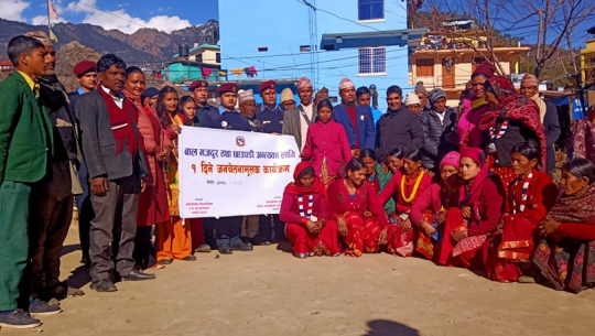 बाजुरामा घरमै पुगेर छाउपडी कुप्रथाबारे जानकारी दिँइदै