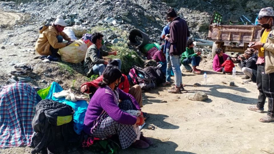 बाजुरा : ३५ दिन भारतीय क्वारेन्टाइन बसेपछि घर पुग्न पाउँदा हर्षित