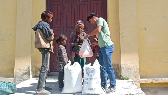 बाजुराका विपन्न परिवारलाई खाद्यान्न सहयोग