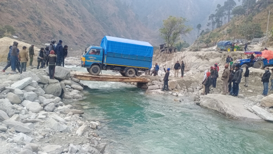 बाजुराको जडाङ्गमा नदिमा गाडी गुड्ने काठेपुल निर्माण