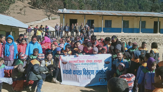 बाजुरामा हिउ प्रभावित बालबालिकालाई न्यानो कपडा वितरण