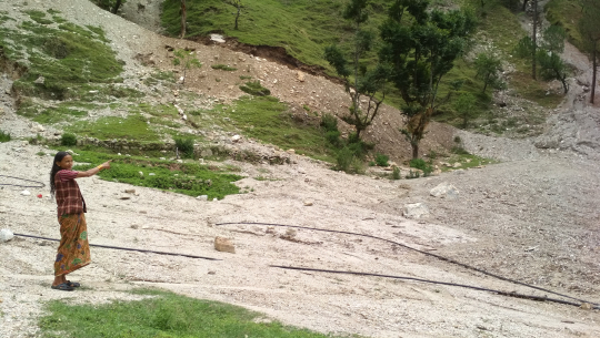 बडिमालिका नगरपालिका –१ मैमातोलाको बस्ती नै पहिरो उच्च जोखिममा रहेको छ ।  गाँउ माथि बाट डोजर मार्फत सड्क निर्माण भएपछि खेतियोग्य जमिन समेत पहिरोले पुरेको छ । पहिरो पुरेको ठाँउ देखाउदै स्थानिय महिला ।