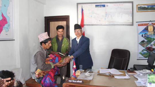 बाजुरामा अलपत्र परेका बच्चाको उद्धार र आर्थिक सहयोग