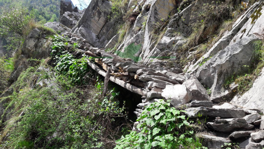 गुम्वा गाँउमा जाने बेला हिउँदको समयमा भिरमा र नदिको किनारमा बनाईएका बाटोहरु । यी बर्षादले बगाएर आवतजावत बन्द भईसकेको छ । फोटो ः प्रकाश सिंह, दिनेश खवर