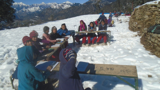 बाजुरामा हिउँमाथि पढाई