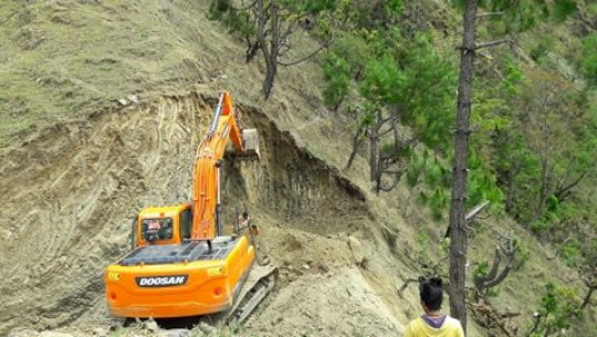 फोटा : बडिमालिका नगरपालिका डोजर मार्फत सडक काटदै डोजर/ प्रकाश सिंह