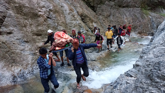 बाजुराको दुःख : स्वास्थ्य संस्थाका भवन हेर्दै, बुटी चपाउँदै