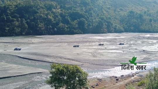 बाजुरामा मापदण्ड विपरित नदीजन्य पदार्थ उत्खनन्, बस्ती नै स्वाहा हुने डर !