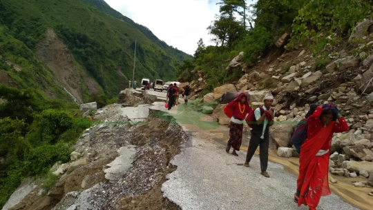 सुदूर पहाडका सडक ३ महिनादेखि अवरुद्ध, खाद्यान्नको संकट