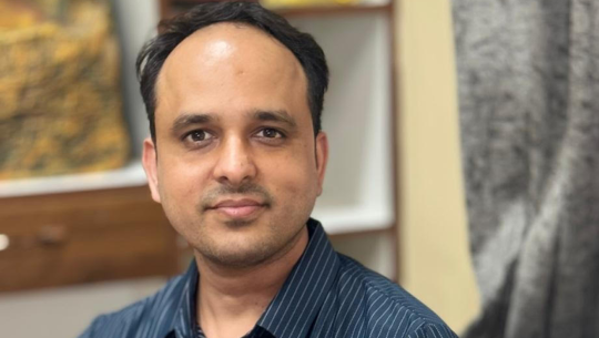 धनगढी–५ हसनपुरका डाक्टर गोबिन्द प्रसाद तिवारीले गरे कपडा सहयोग