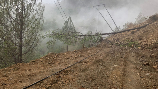 बैतडीको डिलासैनीमा हावाहुरी चल्दा विद्युत सेवा अवरुद्ध