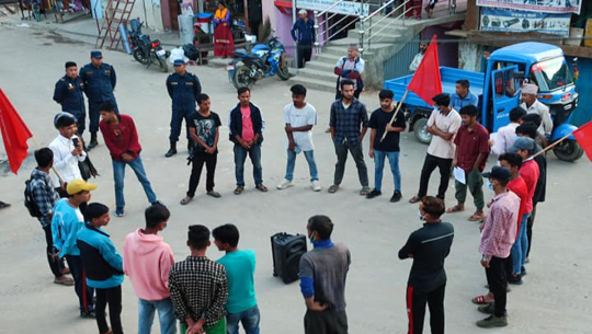 बैतडीमा पेट्रोलियम पदार्थको मूल्य वृद्धिको विरोधमा प्रदर्शन 