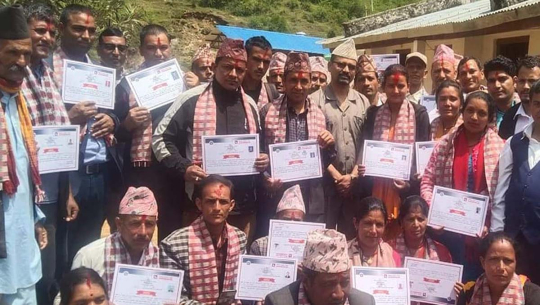 बैतडीको सुर्नयामा नवनिर्वाचित जनप्रतिनिधिलाई प्रमाणपत्र 