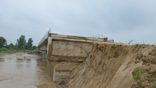 ७ वर्षदेखि अधुरो धनगढी–राजघाट पुलमा आवागमन ठप्प