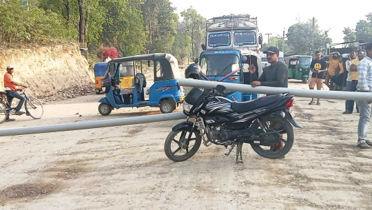 कञ्चनपुरमा धुलो नियन्त्रण गर्न माग गर्दै सडक अवरुद्ध