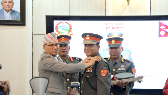 सशस्त्र प्रहरीका नवनियुक्त महानिरीक्षक पौडेललाई दर्ज्यानी चिह्न प्रदान