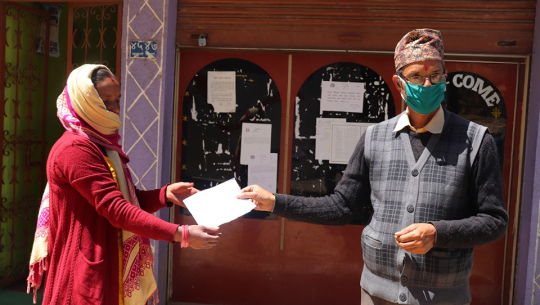 डडेल्धुरा सदरमुकाम रहेको वडामा 'टोकन प्रणाली’मार्फत राहत वितरण गरिँदै