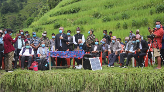 घटनास्थलको निरीक्षण र राहतका लागि भन्दै अछाम पुगेका तत्कालीन गृहमन्त्री बादल सहितको टोली 