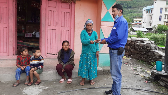 बझाङमा एक एकल महिलालाई राहत