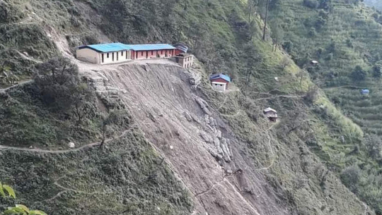 बझाङमा विद्यालय पहिरोको जोखिममा, प्रधानाध्यापक भन्छन्, 'खसे सिधै खोला पुगिन्छ'