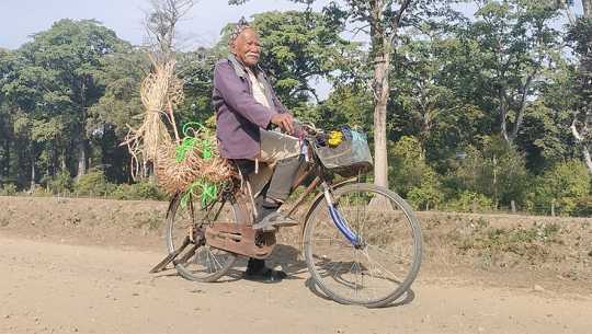 ८४ वर्षमा पनि गाउँबस्ती डुलेर व्यापार