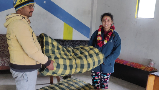 कैलालीको सहारा घरलाई औषधी, खाद्यान्न र डसना सहयोग