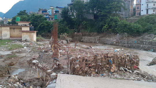 दार्चुला सदरमुकामबाट ब्यास जाने बाटो नहुँदा जोखिम मोलेर यात्रा