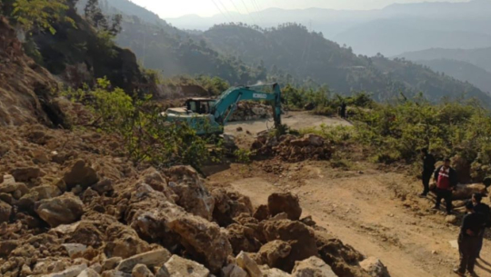 सुख्खा पहिरोले दार्चुला–बैतडी जोड्ने सडक अवरुद्ध 