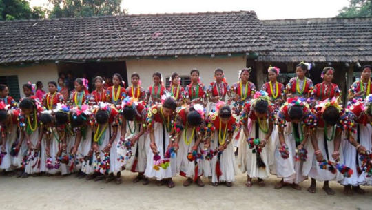 दशैंको रौनकसँगै थारू बस्तीमा गुञ्जियो सखिया नाच