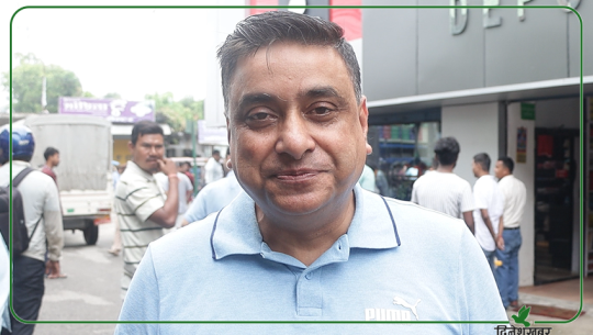 धनगढीका व्यवसायी चौधरीले सडक विस्तार गर्न आफैं घर भत्काउने