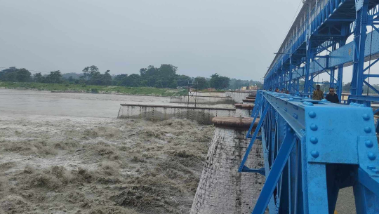 कञ्चनपुरको शारदा ब्यारेजमा चारपाङ्ग्रे सवारी सञ्चालनमा रोक