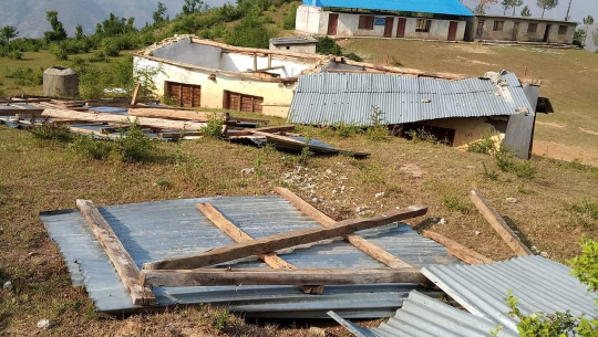 बैतडीमा आएको हावाहुरीले स्कुलको छानो उडायो 