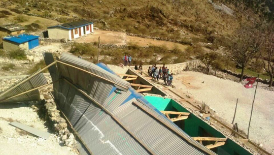 बझाङमा विद्यालय समयमै हावाहुरीले उडायो भवनका छाना, विद्यार्थी सकुशल