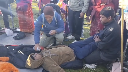 बडीमालिका यात्रामा वेहाेस भएका तीर्थालुको धनगढी उपमहानगरको मेडिकल टोलीद्वारा उद्धार 