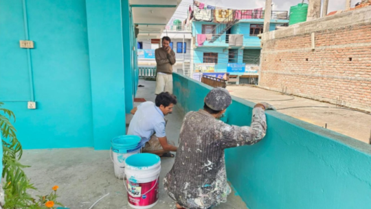 अध्ययन खर्च जुटाउन ‘पेन्टिङ’ गर्दै युवा