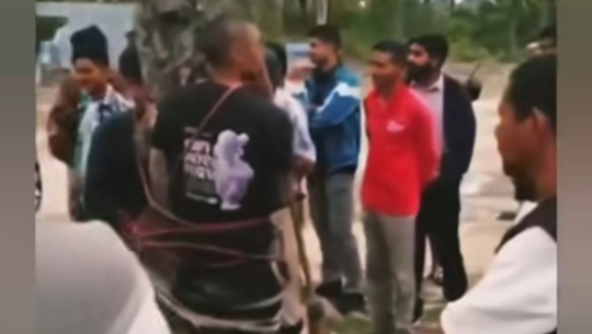 अत्तरिया बसपार्कमा चोरी गर्दै गरेका दुई युवक पक्राउ