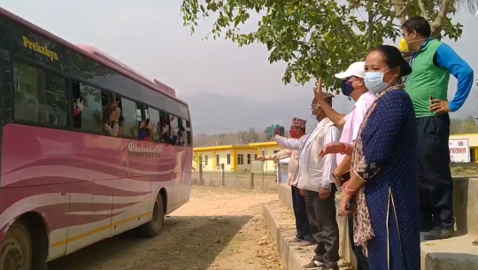 बुटवलबाट हिँडेरै कैलाली आउन लागेका ४९ मजदुरका लागि डिलक्स गाडी, सबै घर पुगे