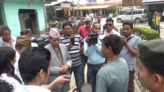 मन्त्रीका अगाडी विरामीले रुदै भने–सेती अस्पतालमा उपचार भएन, घर पठाईदिनुस