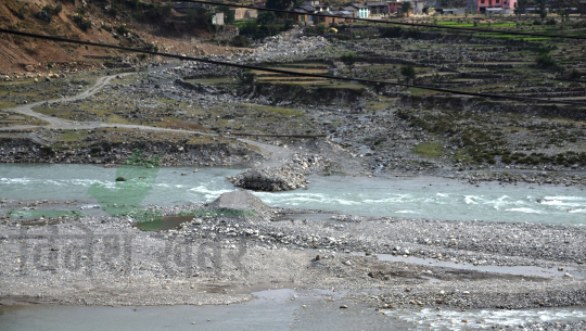 लाखौमा निर्माण गरिएका काठे पुल सेतीले बगायो